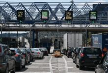 Σταθμός διοδίων σε σύγχρονο αυτοκινητόδρομο στην Ελλάδα με ροή αυτοκινήτων