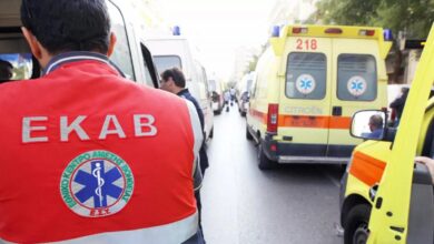 Αστυνομικές δυνάμεις και ασθενοφόρο του ΕΚΑΒ σε σημείο όπου σημειώθηκε πτώση από ύψος στην Ηλιούπολη