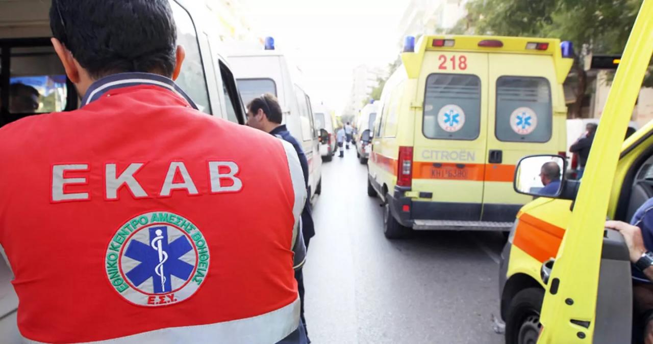 Αστυνομικές δυνάμεις και ασθενοφόρο του ΕΚΑΒ σε σημείο όπου σημειώθηκε πτώση από ύψος στην Ηλιούπολη