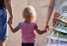 Οικογένεια με παιδιά που ενημερώνεται για την πληρωμή του έκτακτου επιδόματος από τον ΟΠΕΚΑ