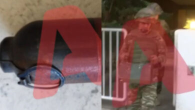 Ειδικό κλιμάκιο του Στρατού έξω από την πολυκατοικία όπου εντοπίστηκαν οι ενεργοί όλμοι στην Αγία Παρασκευή