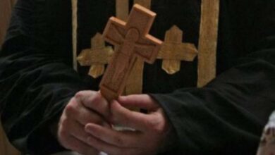 Ένας εξορκιστής ιερέας κρατάει σταυρό κατά τη διάρκεια πνευματικής μάχης