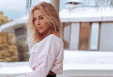Η Γωγώ Μαστροκώστα και ο σύζυγός της, Τραϊανός Δέλλας, σε παλαιότερη δημόσια εμφάνιση, εν μέσω των εξελίξεων με τη νοσηλεία της