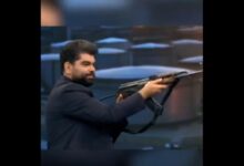 Στιγμιότυπο από την τηλεοπτική εκπομπή στο Ιράν όπου ο παρουσιαστής στρέφει όπλο κατά της σημαίας των Ηνωμένων Αραβικών Εμιράτων