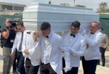 Συντετριμμένοι συγγενείς και φίλοι στην κηδεία Γωγώς Μαστροκώστα στο Ελληνικό