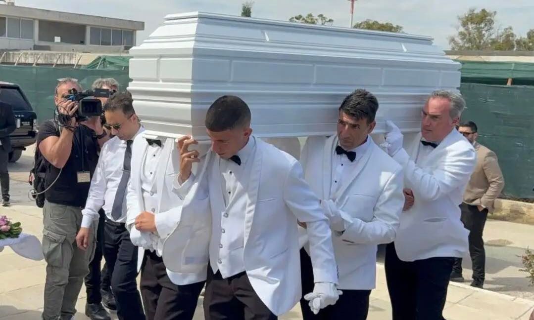 Συντετριμμένοι συγγενείς και φίλοι στην κηδεία Γωγώς Μαστροκώστα στο Ελληνικό