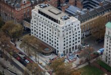 Το κτίριο της New Scotland Yard στο Λονδίνο με τη χαρακτηριστική περιστρεφόμενη ταμπέλα