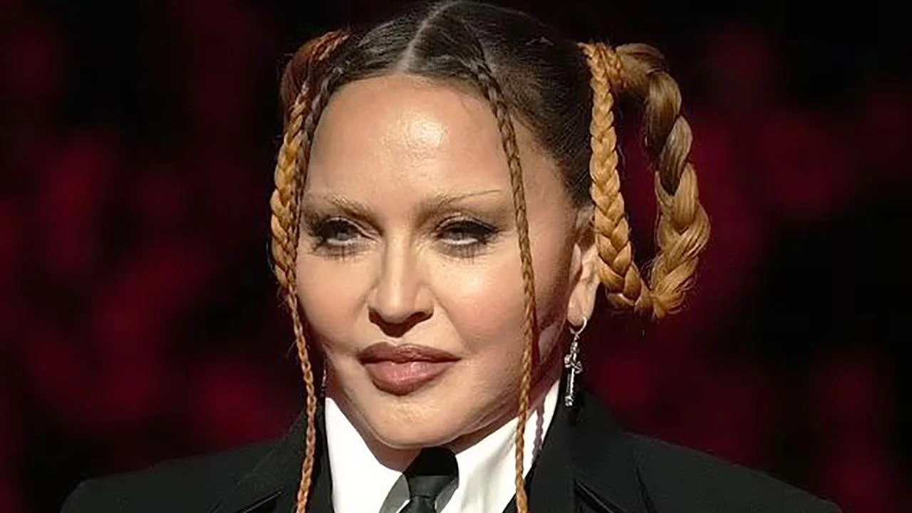 Η Μαντόνα με εντυπωσιακό look σε εμφάνισή της στην αμερικανική τηλεόραση