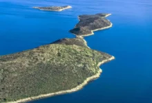Πανοραμική άποψη του νησιού Μακρή στο σύμπλεγμα των Εχινάδων στο Ιόνιο Πέλαγος.