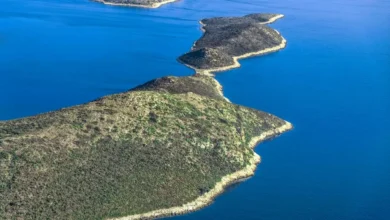 Πανοραμική άποψη του νησιού Μακρή στο σύμπλεγμα των Εχινάδων στο Ιόνιο Πέλαγος.
