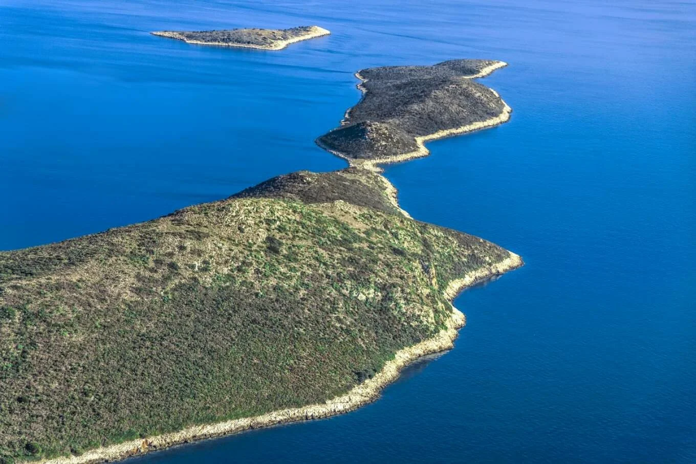 Πανοραμική άποψη του νησιού Μακρή στο σύμπλεγμα των Εχινάδων στο Ιόνιο Πέλαγος.