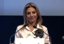 Η Μαρία Καρυστιανού κατά τη διάρκεια ομιλίας της για τη δικαιοσύνη και τις πολιτικές αλλαγές