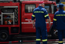 Όχημα της Πυροσβεστικής με αναμμένους φάρους κατά τη διάρκεια ελέγχου μετά από αναφορές για έντονη οσμή αερίου στα νότια προάστια.