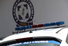 Εξωτερική όψη αστυνομικού τμήματος με περιπολικό και διακριτικά της Ελληνικής Αστυνομίας σε πένθιμο φόντο
