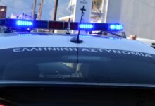 Περιπολικό της Αστυνομίας με αναμμένους φάρους κατά τη διάρκεια νυχτερινού ελέγχου στην Πετρούπολη, μετά τον εντοπισμό παρατημένων παιδιών
