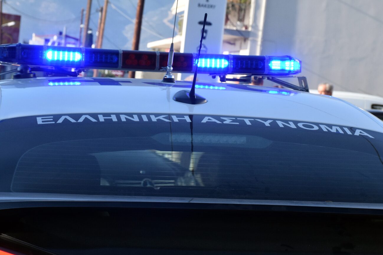 Περιπολικό της Αστυνομίας με αναμμένους φάρους κατά τη διάρκεια νυχτερινού ελέγχου στην Πετρούπολη, μετά τον εντοπισμό παρατημένων παιδιών