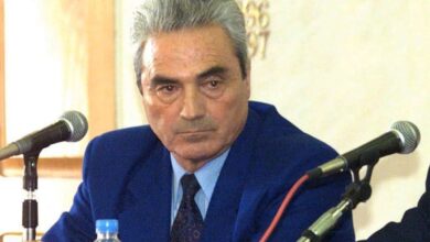 Ο αθλητικός δημοσιογράφος Σταύρος Τσώχος σε στιγμιότυπο από την καριέρα του στην τηλεόραση και τα γήπεδα