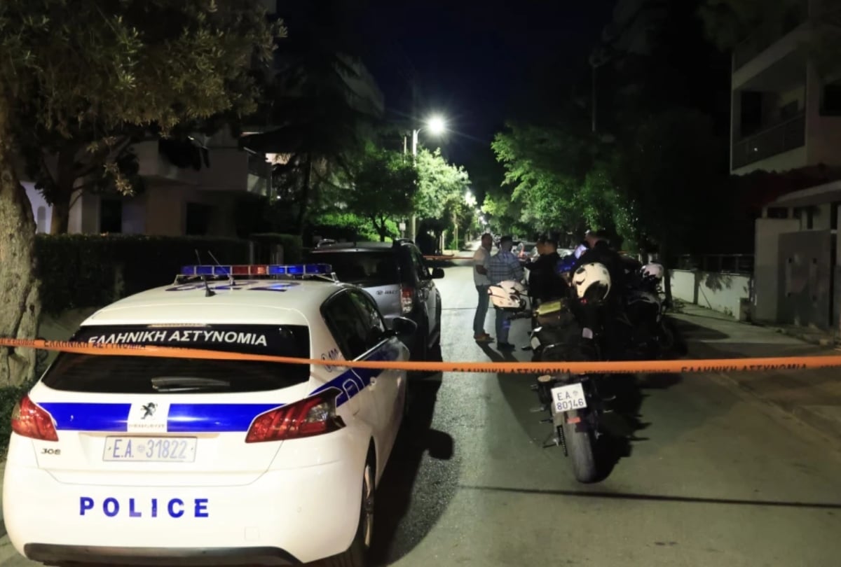 Αστυνομικές δυνάμεις και περιπολικά έξω από το σημείο όπου σημειώθηκε ο πυροβολισμός γυναίκας στον Χολαργό