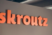 Το λογότυπο της Skroutz και της Blackstone σε φόντο που συμβολίζει την εξαγορά και την επιχειρηματική αλλαγή