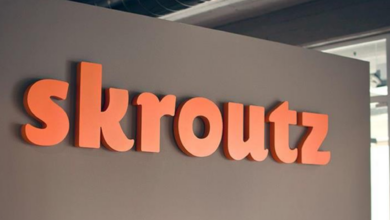 Το λογότυπο της Skroutz και της Blackstone σε φόντο που συμβολίζει την εξαγορά και την επιχειρηματική αλλαγή