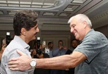Ο Δημήτρης Γιαννακόπουλος και ο Ζέλικο Ομπράντοβιτς σε ιστορικά στιγμιότυπα με φόντο το ΟΑΚΑ