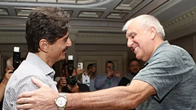 Ο Δημήτρης Γιαννακόπουλος και ο Ζέλικο Ομπράντοβιτς σε ιστορικά στιγμιότυπα με φόντο το ΟΑΚΑ