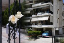 Ασθενοφόρο του ΕΚΑΒ έξω από νοσοκομείο στην Αθήνα μετά την τραγωδία στην Ηλιούπολη.