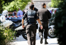 Αποκλεισμένη περιοχή με κίτρινη κορδέλα της αστυνομίας κατά τη διάρκεια νυχτερινής έρευνας