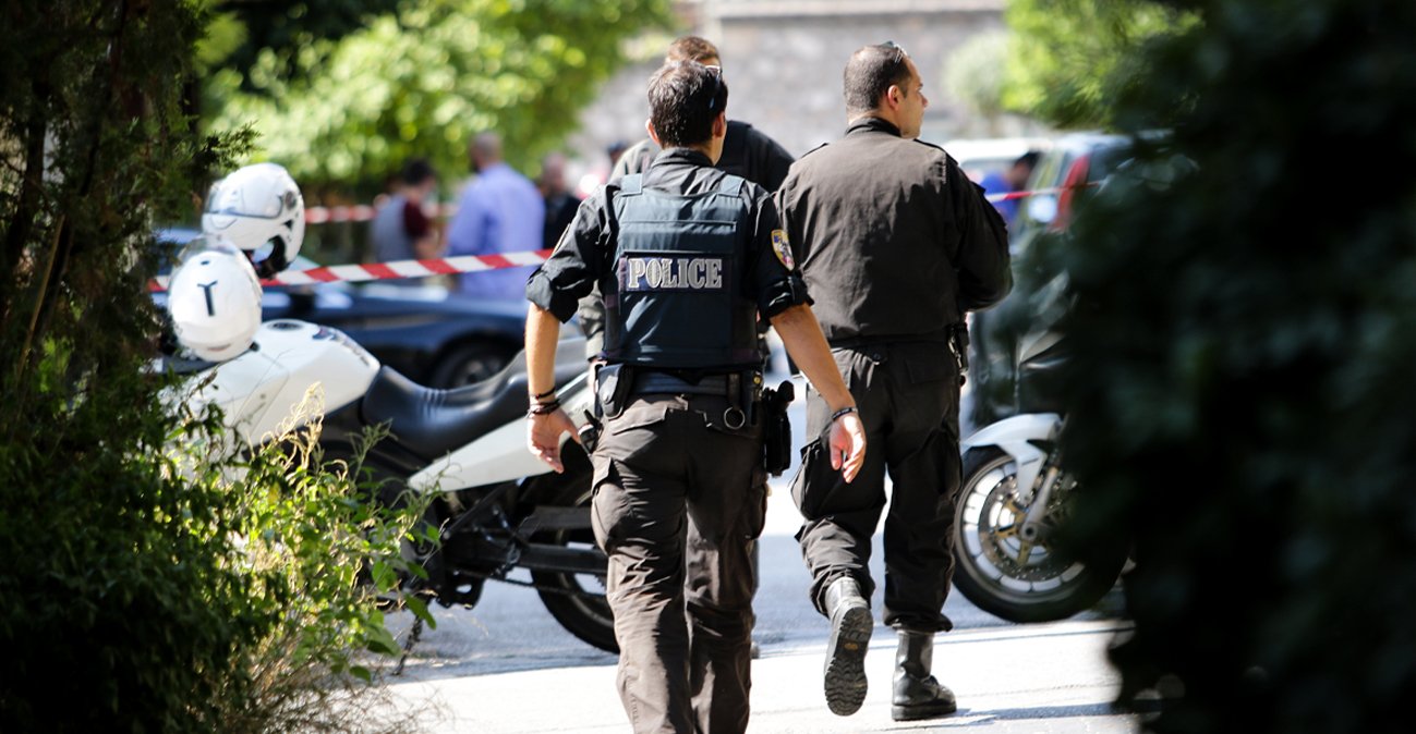 Αποκλεισμένη περιοχή με κίτρινη κορδέλα της αστυνομίας κατά τη διάρκεια νυχτερινής έρευνας