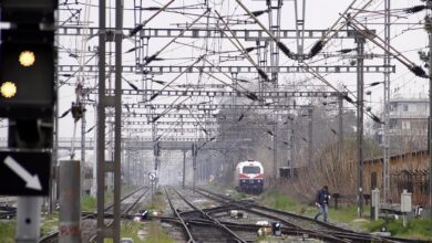 Αστυνομικές δυνάμεις και διασώστες κοντά σε σιδηροδρομικές γραμμές στη Θεσσαλονίκη