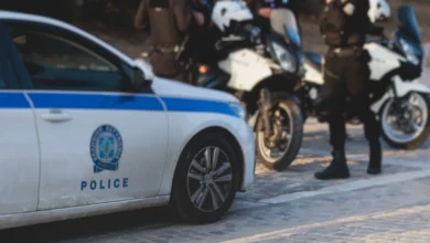 Περιπολικό της αστυνομίας με αναμμένους φάρους έξω από σημείο όπου σημειώθηκε έγκλημα