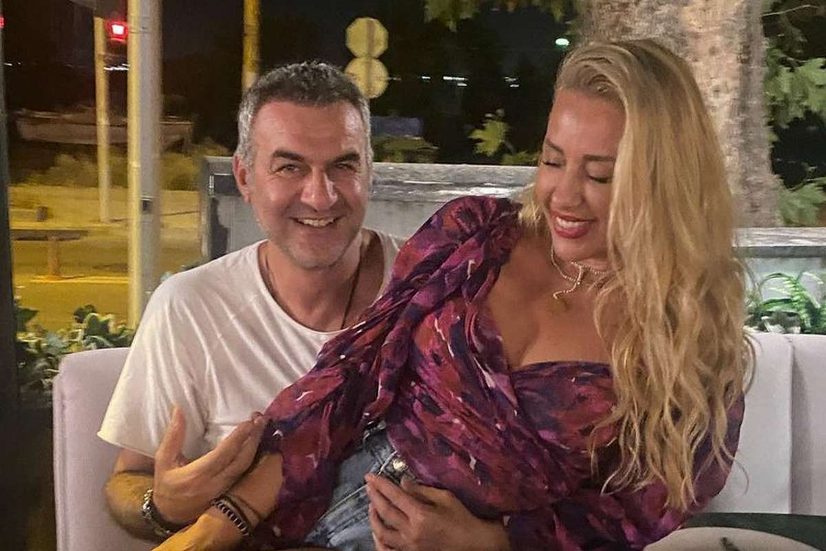 Ο Τραϊανός Δέλλας και η Γωγώ Μαστροκώστα σε κοινή τους εμφάνιση χαμογελαστοί