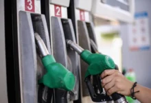 Στιγμιότυπο από γέμισμα ρεζερβουάρ με αμόλυβδη βενζίνη και ανάλυση φόρων