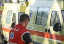 Ασθενοφόρο του ΕΚΑΒ με αναμμένους φάρους έξω από νοσοκομείο στην Ελλάδα
