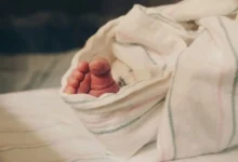 Αστυνομικό όχημα και έρευνες σε οικισμό στην Ξάνθη για την υπόθεση του νεκρού βρέφους
