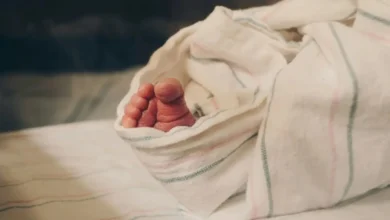 Αστυνομικό όχημα και έρευνες σε οικισμό στην Ξάνθη για την υπόθεση του νεκρού βρέφους