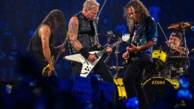 Το συγκρότημα Metallica σε ζωντανή εμφάνιση στη σκηνή, λίγο πριν τη μεγάλη τους συναυλία στην Αθήνα