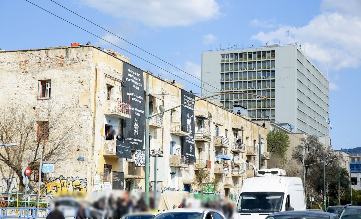 Άποψη των προσφυγικών πολυκατοικιών στη Λεωφόρο Αλεξάνδρας, απέναντι από το μέγαρο της ΓΑΔΑ στην Αθήνα