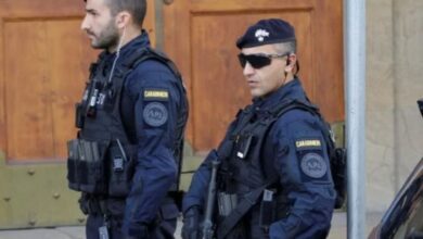 Περιπολικό των Ιταλών καραμπινιέρων έξω από σπίτι στο Άνγκρι, όπου σημειώθηκε η άγρια επίθεση της συζύγου