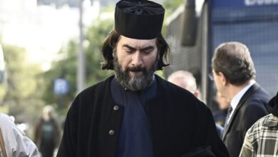 Ο πατέρας Αντώνιος και η πρεσβυτέρα Σταματία Γεωργαντή σε δικαστική αίθουσα για την υπόθεση της Κιβωτού του Κόσμου