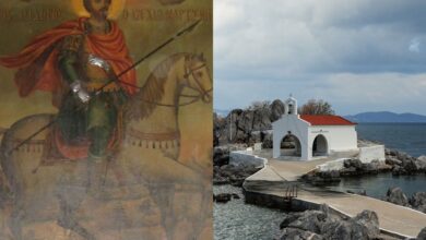 Η εικόνα του Αγίου Ισιδώρου του εν Χίω με φόντο το νησί της Χίου