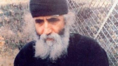 Εικόνα του Αγίου Παϊσίου του Αγιορείτη με φόντο πνευματικά χειρόγραφα και χάρτη της Μέσης Ανατολής