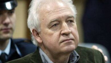 Ο Αλέξανδρος Γιωτόπουλος κατά τη διάρκεια της δίκης της τρομοκρατικής οργάνωσης 17 Νοέμβρη