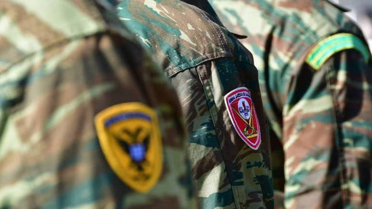 Ένστολοι σε τελετή, με φόντο οικονομικά γραφήματα που συμβολίζουν τις πληρωμές για τα αναδρομικά ενστόλων 2026