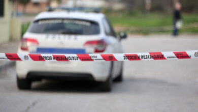 Περιπολικό της Ελληνικής Αστυνομίας με αναμμένους φάρους έξω από σημείο όπου σημειώθηκε δολοφονία στη Θεσσαλονίκη