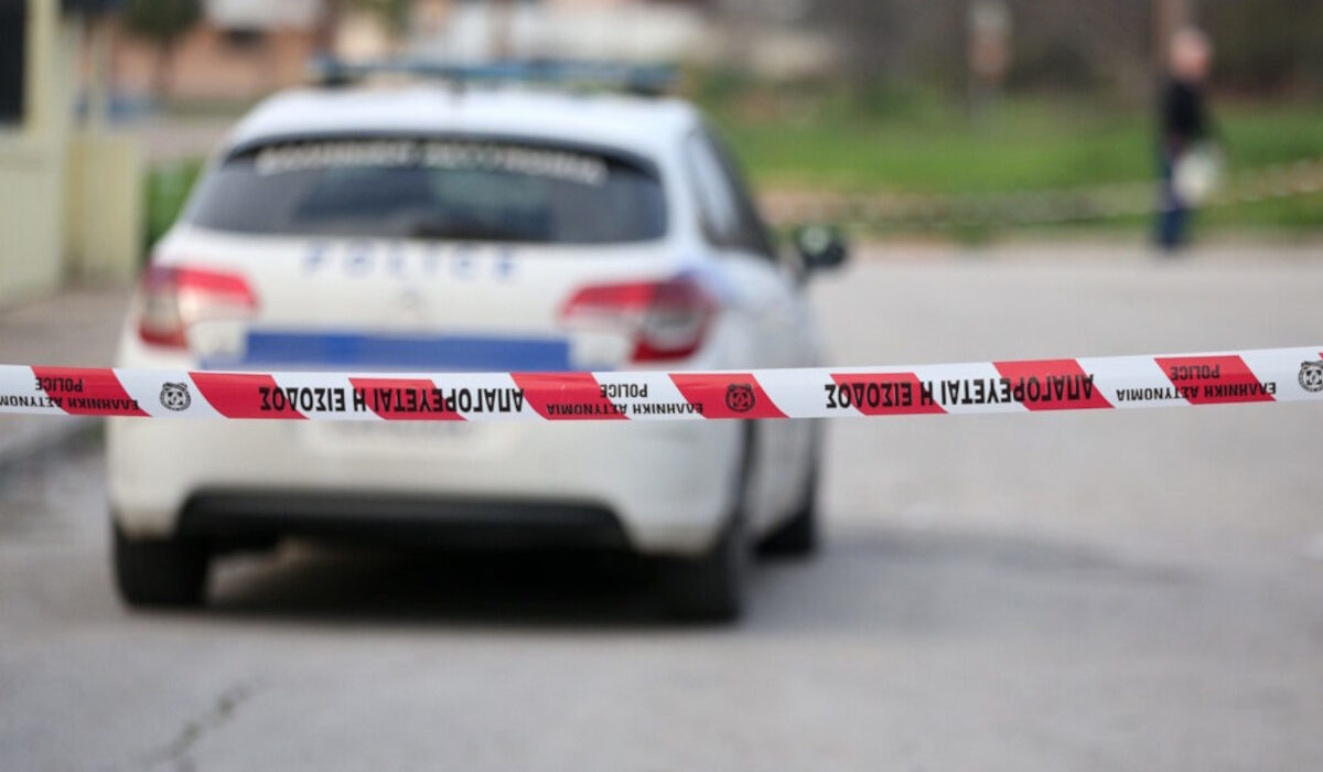 Περιπολικό της Ελληνικής Αστυνομίας με αναμμένους φάρους έξω από σημείο όπου σημειώθηκε δολοφονία στη Θεσσαλονίκη