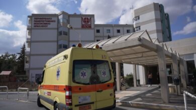 Ασθενοφόρο του ΕΚΑΒ έξω από νοσοκομείο στην Κρήτη μετά από ατύχημα.