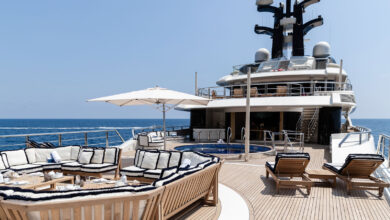 Ένα πολυτελές superyacht στη Μεσόγειο, αντιπροσωπευτικό της κρυφής πλευράς των διασήμων και του φαινομένου celebrity yachting