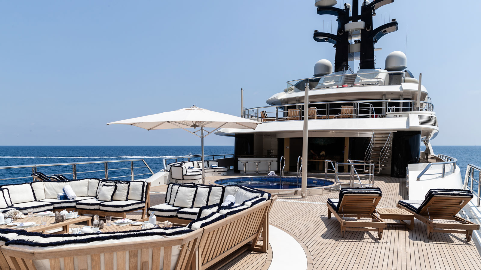 Ένα πολυτελές superyacht στη Μεσόγειο, αντιπροσωπευτικό της κρυφής πλευράς των διασήμων και του φαινομένου celebrity yachting