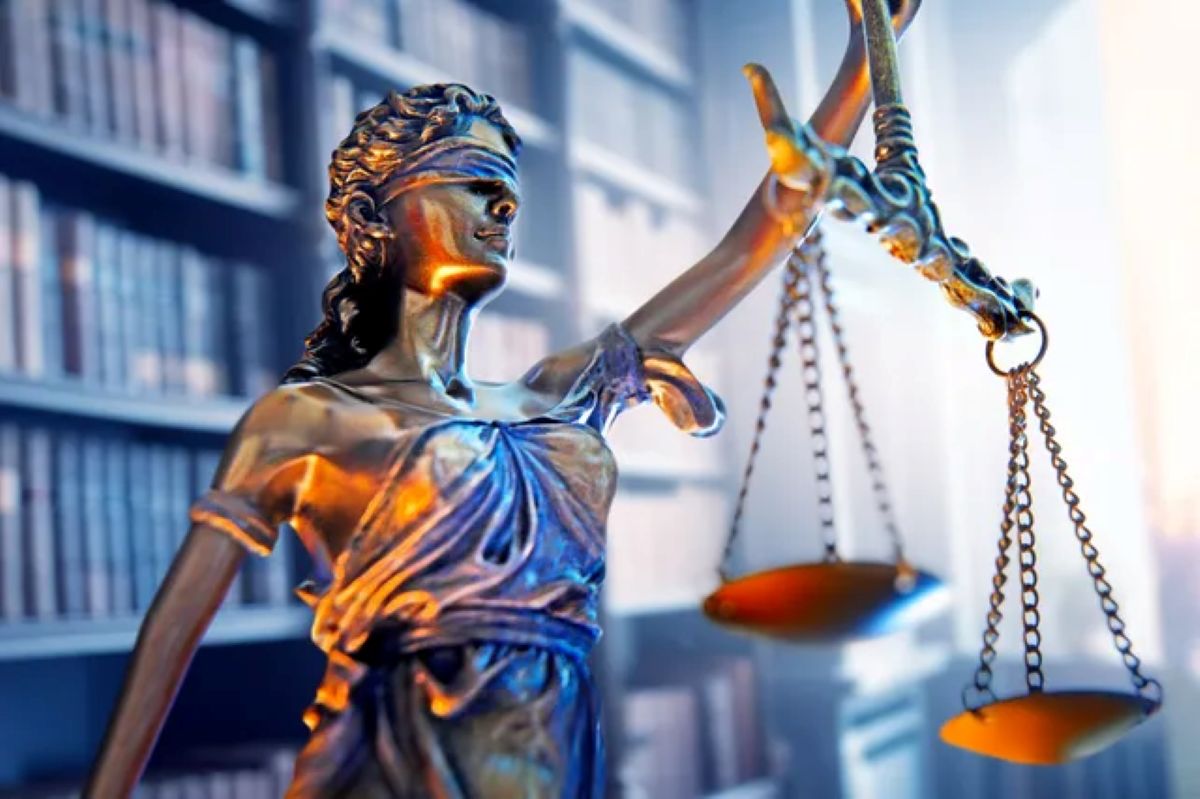 Σφυρί δικαστή πάνω σε έδρα δικαστηρίου σε σκοτεινό φόντο